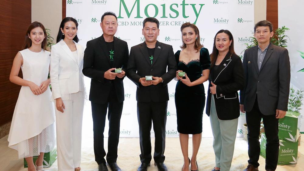 ผิวสวยใส ดร.ณัฐพัชร์ อำพันธ์ยุทธ์ เปิดตัว “Moisty” CBD Moisturizer Cream ผลิตภัณฑ์ครีมบำรุงผิวหน้าสูตรใหม่ของคังเซน-เคนโก โดยมี ดร.ขวัญโดม อำพันธ์ยุทธ์, ดร.ชนภูมิ จงตั้งปิติ และ พญ.กอบกุลยา จิงประเสริฐศรี มาร่วมงานด้วย ที่ รร.เดอะแกรนด์ โฟร์วิงส์ วันก่อน.