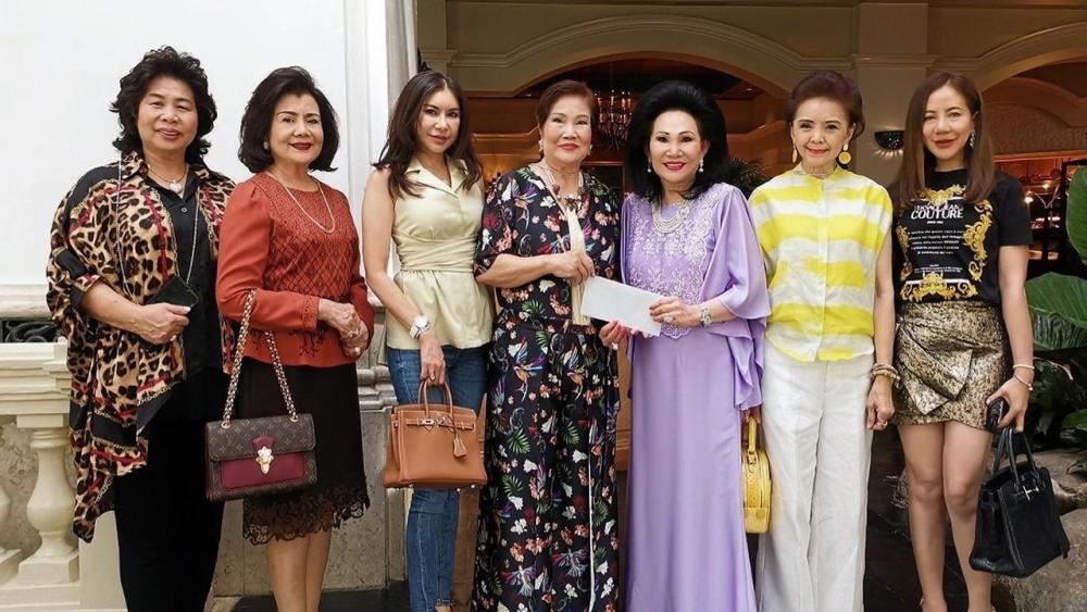 การกุศล ประพิศ เหตระกูล ประธานที่ปรึกษาชมรมกัลยาณมิตร มอบเงินจำนวน 1 แสนบาท ให้ ดร.สิริลักข์ ศัลยสิริ ประธานชมรมกัลยาณมิตร เพื่อสร้างศาลาอเนกประสงค์ให้วัดบ้านหนองตะกู อ.ปากช่อง โดยมี กอบกุลรชา งามพิเชษฐ์ มาร่วมมอบด้วย ที่ รร.แกรนด์ ไฮแอท เอราวัณ วันก่อน.