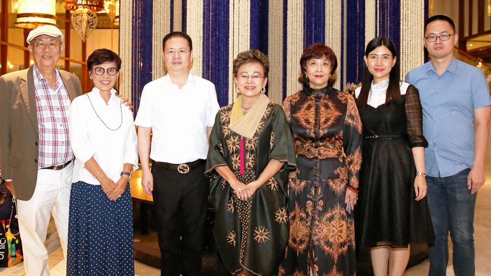 เตรียมงานใหญ่ - ม.ล.สิริณ รองทรง และ เฉิน เหว่ย หลง จัดประชุมเตรียมงานมหกรรมนิทรรศการโรงชาเมตาเวิร์สเถี่ยกวนอิน โดยมี ธีระศักดิ์–นวลศรี กำบรรณารักษ์, ศิริณี ศิริพงษ์พันธ์ และ ธัญญพัทธ์ อรัณวงศ์เจริญ มาร่วมประชุมด้วย ที่โรงแรมแมนดาริน โอเรียนเต็ล วันก่อน.