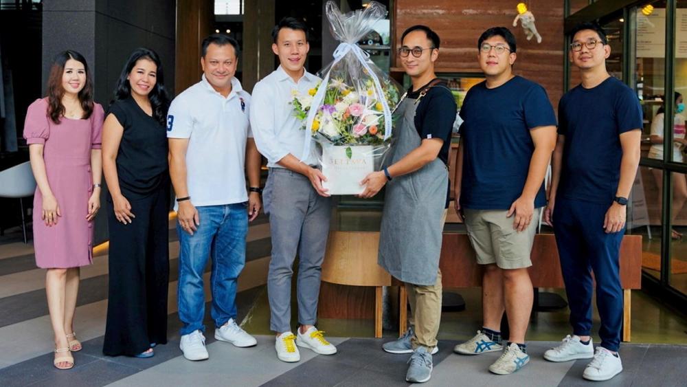 อย่าลืมแวะ - กวินทร์ เอี่ยมสกุลรัตน์ มอบดอกไม้แสดงความยินดีแก่ วรัตต์ วิจิตรวาทการ ในโอกาสเปิดร้าน Roots พร้อมเสิร์ฟกาแฟรสชาติดีเยี่ยมเครื่องดื่มและเบเกอรีมากมาย โดยมี กรณ์ สงวนแก้ว และ สมเดช เหลืองทวีบุญ มาร่วมงานด้วย ที่โครงการ 111 ประดิษฐ์มนูธรรม วันก่อน.