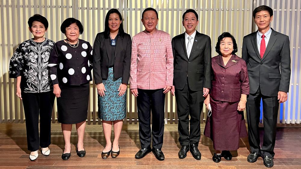 ดีใจด้วย - สนั่น อังอุบลกุล ประธานมูลนิธิเอเอฟเอส จัดงานเลี้ยงแสดงความยินดีแก่ จิตรลดา หาญวรวงศ์ชัย ได้รับแต่งตั้งเป็น กก.บห.มูลนิธิ โดยมี อภิธัย บุรณศิริ, ผศ.ดร.สุวัฒน์ วิวัฒนานนท์ และ นพ.เจริญ ปฏิภาณเทวา มาร่วมงานด้วย ที่โรงแรมแกรนด์ ไฮแอท เอราวัณ วันก่อน.