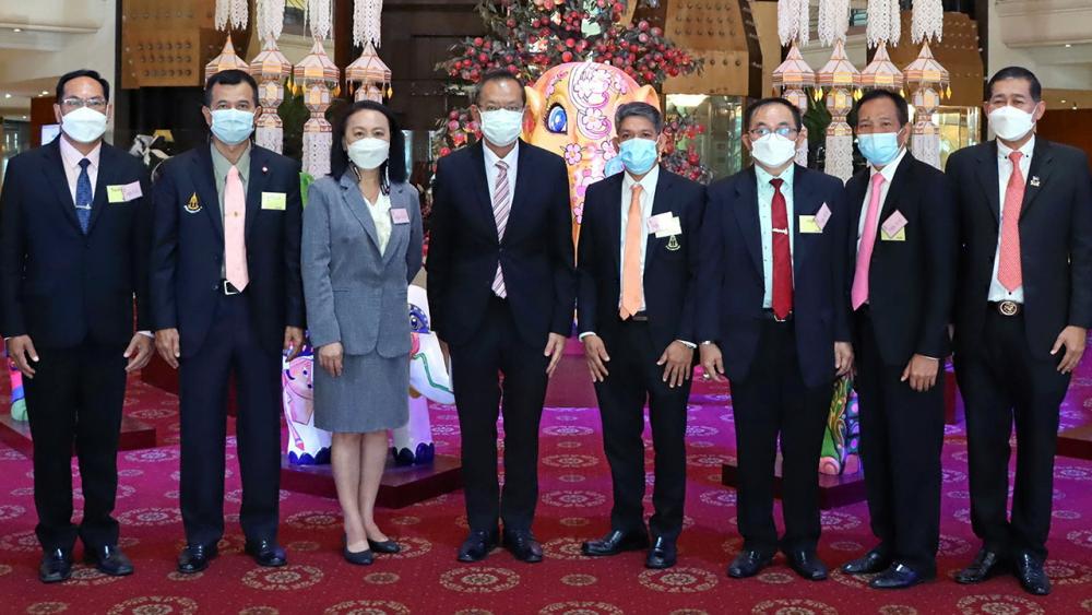 รุ่นที่ 9 - ณรงค์ศักดิ์ โอสถธนากร ผวจ.ปทุมธานี มาเป็นวิทยากรบรรยายพิเศษในโครงการอบรมนักบริหารงานยุติธรรมระดับสูง รุ่นที่ 9 โดยมี รสริน หงษ์วิบูลผล, วิเชียร ชูสุวรรณ์,วีระศักดิ์ มณีเนตร และ ร.ต.อ.บุญทบ ล้านทอง มาร่วมฟังด้วย ที่โรงแรมดิ เอมเมอรัลด์วันก่อน.