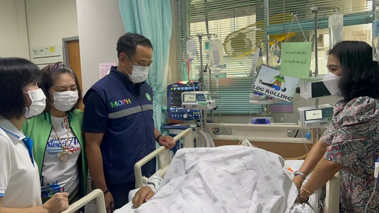 มทภ. 4 รู้สึกตัวแล้ว “อนุทิน” เผย กำลังใจดี ต้องพักรักษาตัวอย่างน้อย 3 สัปดาห์