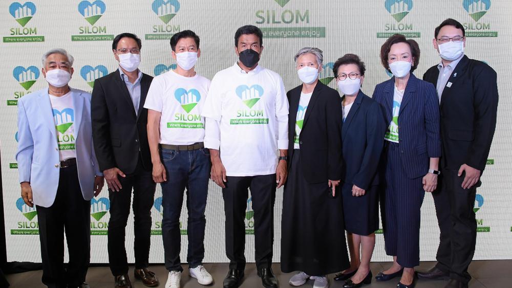 เรารักสีลม ชัชชาติ สิทธิพันธุ์ ผู้ว่าฯ กทม. เป็นประธานเปิด “สมาคมเรารักสีลม” พลิกโฉมสีลมเป็นย่านเศรษฐกิจและศูนย์การค้าสำคัญ โดยมี อรฤดี ณ ระนอง, สุธี ลิมปนชัยพรกุล, สุนันทา สมบุญธรรม และ พนิต ภู่จินดา มาร่วมงานด้วย ที่อาคารธนิยะ พลาซ่า วันก่อน.