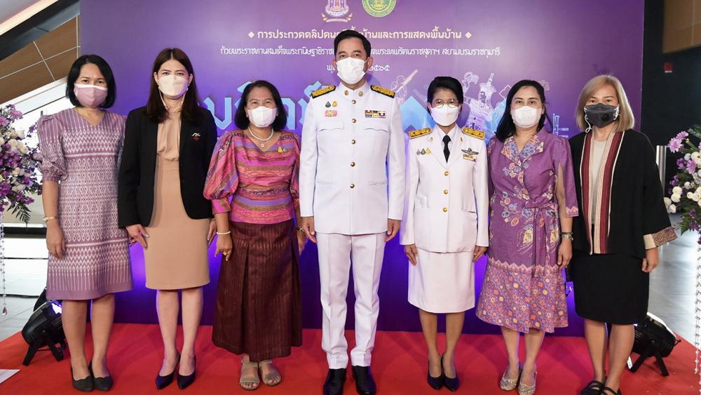 ของพื้นบ้าน อิทธิพล คุณปลื้ม รมว.วัฒนธรรม มอบรางวัลชนะเลิศการประกวดคลิปดนตรีพื้นบ้านและการแสดงพื้นบ้าน “รวมศิลป์ แผ่นดินสยาม” ประจำปี 2565 โดยมี ลิปิการ์ กำลังชัย และ สลักจิตร ศรีชัย มาร่วมในพิธีด้วย ที่โรงละครเคแบงก์ สยามพิฆเนศ สยามสแควร์วัน วันก่อน.