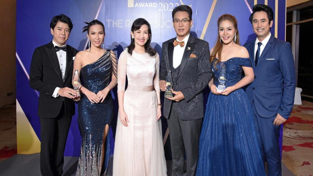 ภูมิใจ พญ.นลินี ไพบูลย์ มาร่วมงาน “TDSA Award 2022” พร้อมแสดงความยินดีแก่ อานนท์ พุทธวาลย์, กมลลักษณ์ แก้ววงษา, ธนนัทธรณ์ ศรีพลัง และ เจษฎาฉัตร แจ่มเดชะศักดิ์ ได้รับรางวัลนักธุรกิจขายตรงดีเด่นปี 2565 ที่โรงแรมเซ็นทาราแกรนด์ เซ็นทรัลเวิลด์ วันก่อน.