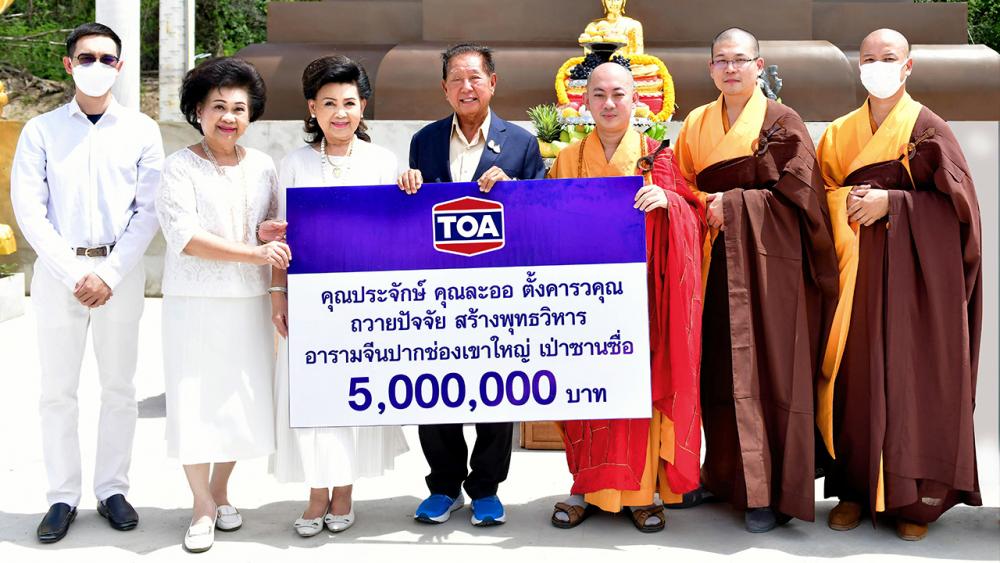 สมทบทุน ประจักษ์-ละออ ตั้งคารวคุณ ถวายเงินจำนวน 5,000,000 บาท ให้ พระอาจารย์วิศวภัทร มณีปัทมเกตุ เพื่อสมทบทุนการก่อสร้างพุทธวิหารเป่าซานซื่อ สาขาที่ 2 ของอารามวัตรมหายาน โดยมี ประเทือง คูสกุล มาร่วมในพิธีด้วย ที่อารามจีนปากช่อง เขาใหญ่ วันก่อน.