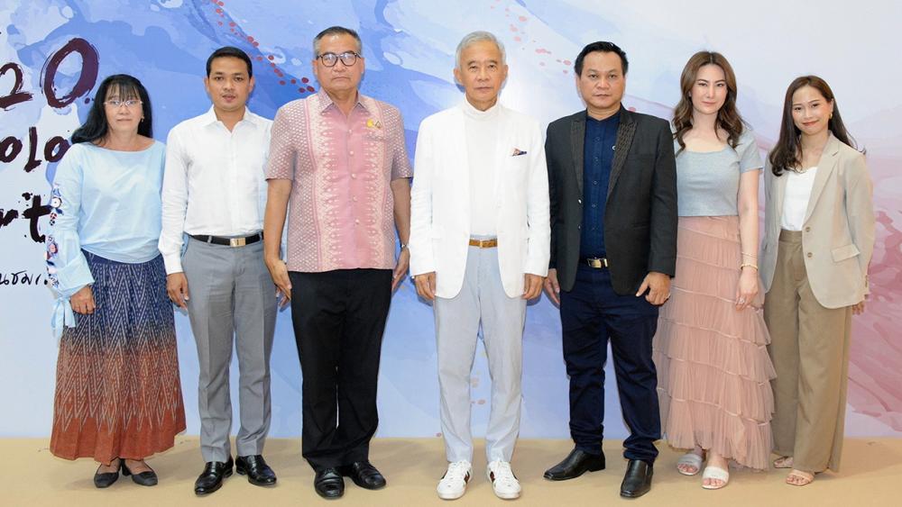 ภาพสีน้ำ สุวัจน์ ลิปตพัลลภ อดีตรองนายกรัฐมนตรี เปิด “H2O Color Arts หลบสายฝนชมเทศกาลสีน้ำ” งานแสดงภาพวาดสีน้ำจาก 9 ศิลปิน โดยมี บัญชา ศรีวงศ์ราช, พิชชารัศมิ์ ทัพยวงศ์ และ กษิญาภรณ์ สร้อยทอง มาร่วมงานด้วย ที่เดอะแกลเลอรี บลูพอร์ต หัวหิน วันก่อน.