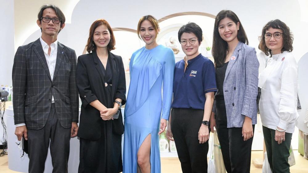 น่าซื้อจัง - มารินทร์ ลีลานุวัฒน์ และ สุชาติ ลายลักษณ์ศิริ จัดกิจกรรมแสดงแบรนด์ “Absorba” ผลิตภัณฑ์ดูแลผิว เสื้อผ้าและของใช้เด็ก ในงาน “สหกรุ๊ปแฟร์ 2022” โดยมี มณีรัตน์ ธรรมมณีวงศ์, อิสรีย์ นิพิฐธนิศร และ นิลุบล เลิศมีมงคลชัย มาร่วมงานด้วย ที่ไบเทค บางนา วันก่อน.