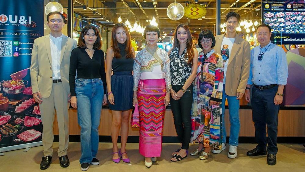 ลองไปกิน - ยุพิน ชัยวิกรัย เปิด “You & I” สุกี้พรีเมียมบุฟเฟต์มื้อพิเศษสำหรับผู้ชื่นชอบการรับประทานแบบแตกต่าง โดยมี นฤชิต โรจนยางกูร, ชวินดา หาญรัตนกูล, พลอยจันทร์ วิฑูรชาติ, พัชรพิมล ยังประภากร และ ชโรบล เรียงสุวรรณ มาร่วมงานด้วย ที่สยามเซ็นเตอร์ วันก่อน.