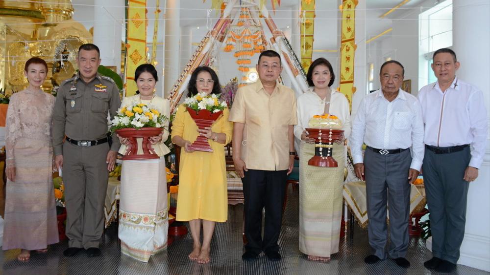 เททอง - พล.ต.อ.ดำรงศักดิ์ กิตติประภัสร์ และ ภคภรณ์ หงษ์ศรีสุข เป็นประธานในพิธีเททองหล่อพระบรมรูป พร้อมทอดผ้าป่าสามัคคี โดยมี พล.ต.อ.พรศักดิ์ ดุรงควิบูลย์, พล.ต.อ.ปรีชา เจริญสหา ยานนท์ และ พล.ต.ท.ปิยะ ต๊ะวิชัย มาร่วมในพิธีด้วย ที่วัดอรัญญวาส อ.หางดง จ.เชียงใหม่ วันก่อน.