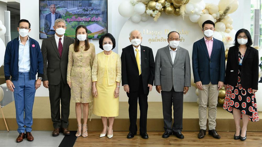 แฮปปี้เบิร์ธเดย์ - พล.ต.อ.พรศักดิ์ ดุรงควิบูลย์, ยุพา ล่ำซำ, พ.ต.อ.ณรัชต์ เศวตนันทน์, นวลพรรณ ล่ำซำ, สาระ ล่ำซำ, ดร.สุธี โมกขะเวส และ ปุณฑริกา ใบเงิน มาร่วมอวยพรในโอกาสวันเกิดของ โพธิพงษ์ ล่ำซำ กันอย่างชื่นมื่น ที่เมืองไทยประกันชีวิต สำนักงานใหญ่ เมื่อวันก่อน.