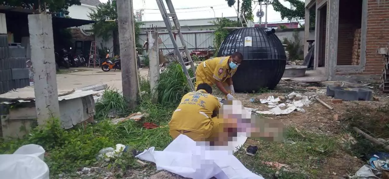 เมียเห็นผัวถูกไฟดูด ตัดสินใจช่วยถีบร่วงตกบันได แต่กลับหัวฟาดพื้นตายแทน