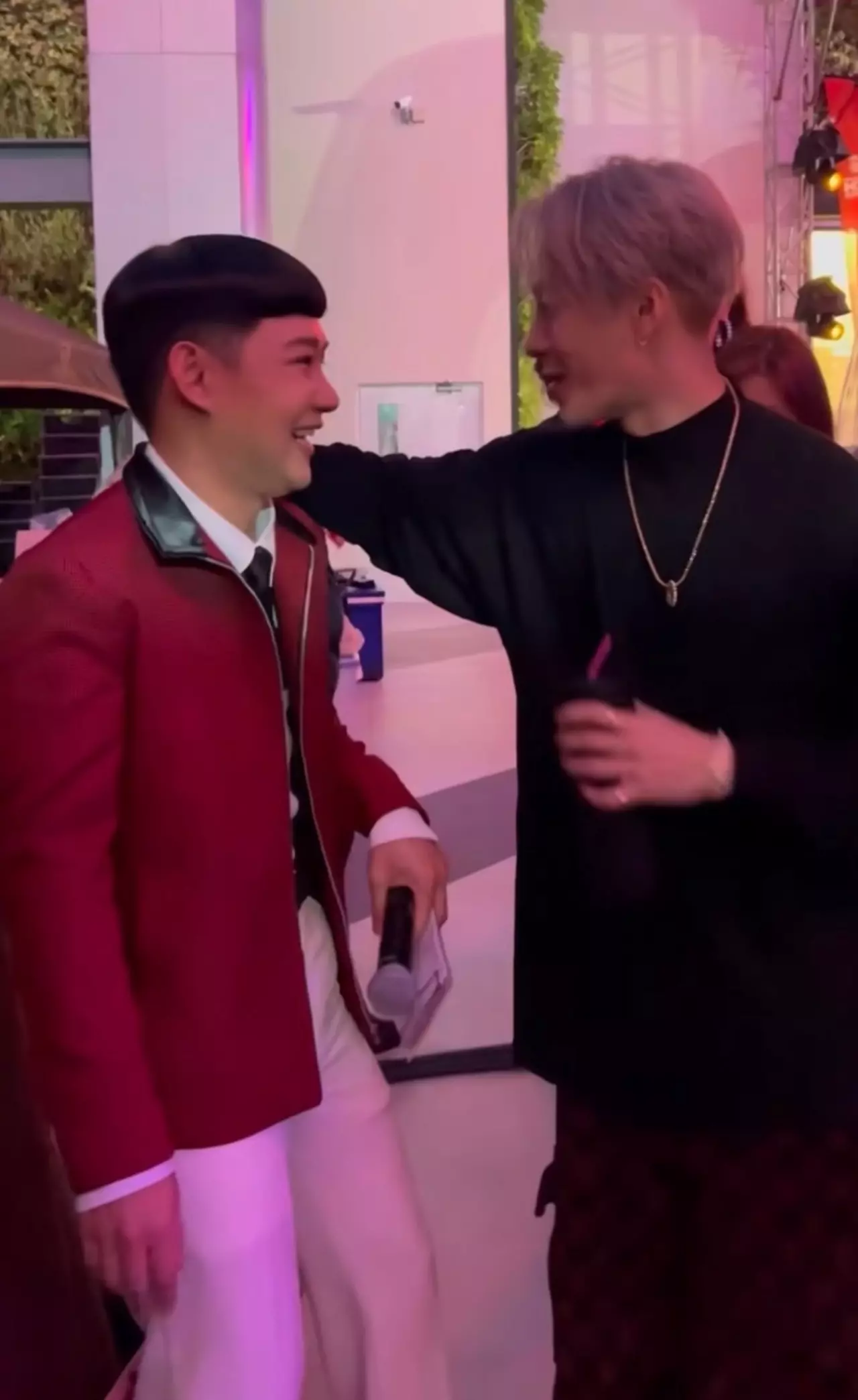 เปิดวินาที แจ็คสัน หวัง วิ่งไปหา ดีเจนุ้ย ทำอากาเซ่อิจฉาหวีดหนักแต้มบุญสูง