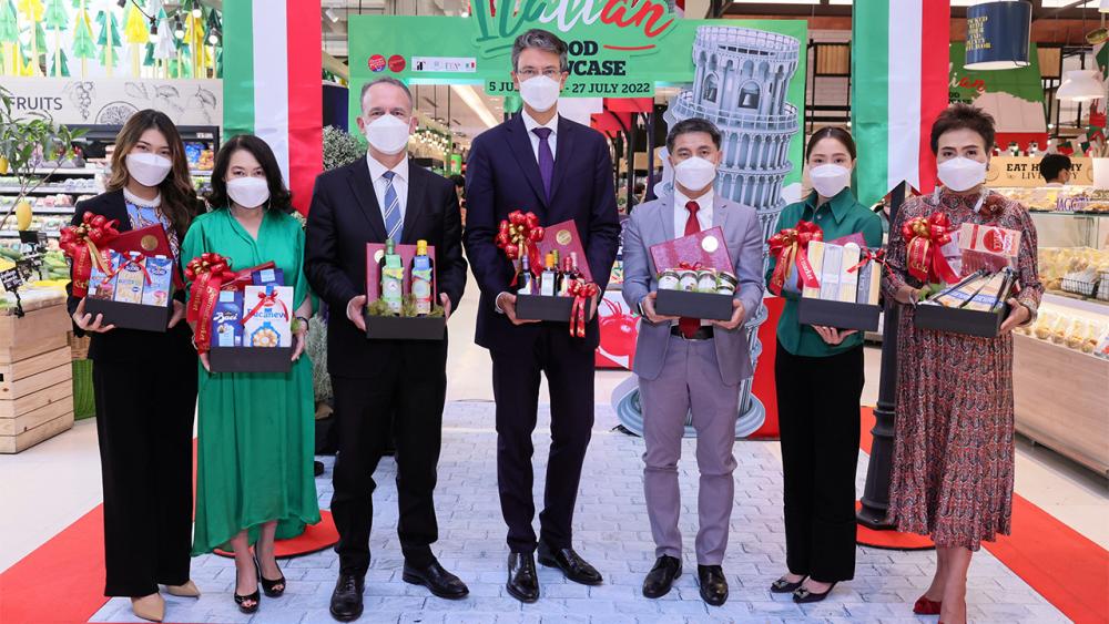 จากอิตาลี ลอเรนโซ กาลานติ ทูตอิตาลี เปิดงาน “Italian Food Showcase” ชวนช็อปวัตถุดิบชั้นเลิศและผลิตภัณฑ์ด้านอาหารส่งตรงจากอิตาลี โดยมี ศุภวุฒิ ไชยประสิทธิ์กุล, พลอยชมพู อัมพุช,จูเซปเป ลามัคเคีย และ ณัฐศมน วงศ์กิตติพัฒน์ มาร่วมงานด้วย ที่กูร์เมต์ มาร์เก็ต พารากอน วันก่อน.