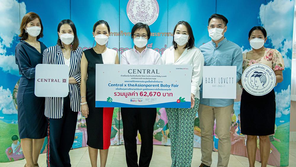 ทุนการศึกษา - ตรีรนันท์ ลีฬหาวงศ์, ณภัทญ์ สรภัคภัทรสร และ ชนัสนันท์ ดิลกอัศวโรจน์ มอบรายได้จากการประมูลเสื้อผ้าเด็กแบรนด์ Baby Lovett ให้ อรนุชา มงคลรัตนชาติ เป็นผู้รับมอบ เพื่อเป็นทุนการศึกษาเด็กมูลนิธิสงเคราะห์เด็กอ่อนพญาไท วันก่อน ที่บ้านเด็กอ่อนพญาไท.