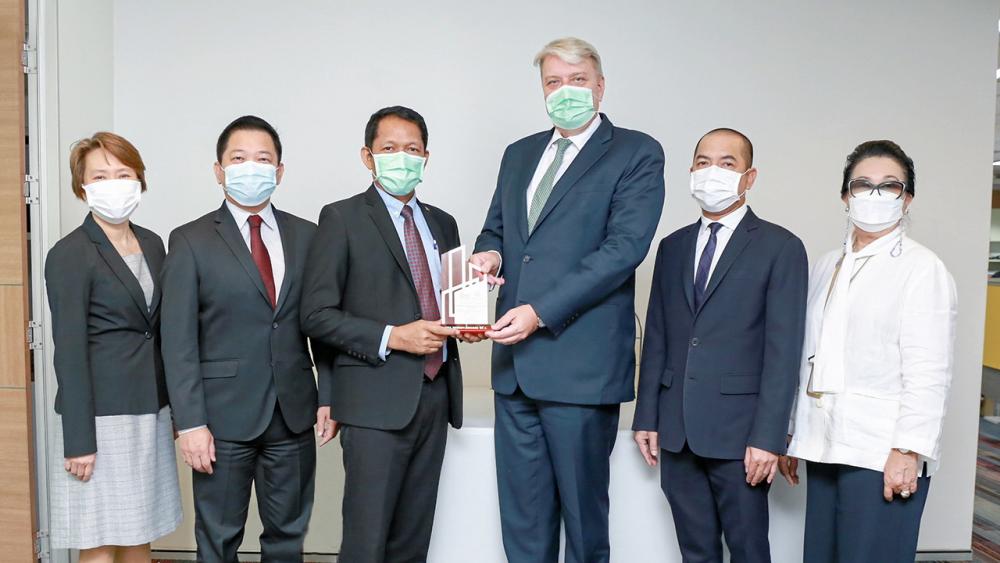 ประหยัดพลังงาน - โรเบิร์ต เมาเรอร์ เลิฟเลอร์ มาร่วมแสดงความยินดีแก่ พิษณุ คุ้มประวัติ ได้รับรางวัลตราสัญลักษณ์ MEA Energy Awards ประเภทอาคารโรงแรม จากการไฟฟ้านครหลวง โดยใช้พลังงานอย่างมีประสิทธิภาพ ที่โรงแรมเซ็นทาราแกรนด์ เซ็นทรัลเวิลด์ วันก่อน.