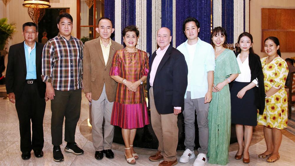 เลี้ยงส่ง - ม.ล.ปนัดดา ดิศกุล จัดงานเลี้ยงส่งให้ รศ.หวงยูยิง เฉิง จากมหาวิทยาลัยเสฉวนในโอกาสมาเยี่ยมชมพิพิธภัณฑ์วังวรดิศและหอสมุดดำรงราชานุภาพ โดยมี อัมพร ดิศกุล ณ อยุธยา และ ดร.เจฟฟรีย์ ลองเฟลโลว์ มาร่วมงานด้วย ที่โรงแรมแมนดาริน โอเรียนเต็ล วันก่อน.