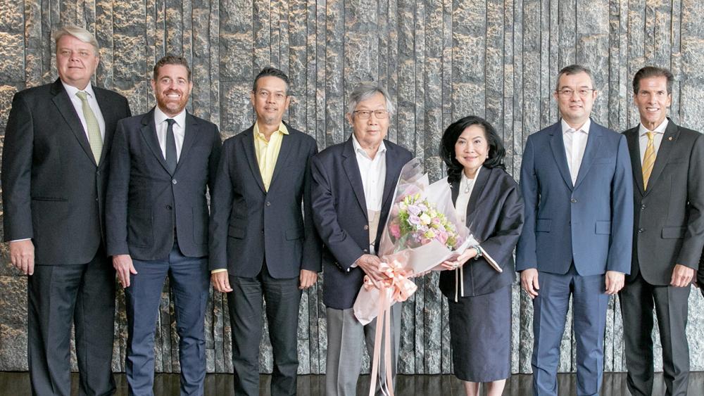 สตรีดีเด่น สุทธิเกียรติ จิราธิวัฒน์ มอบช่อดอกไม้แสดงความยินดีแก่ สุพัตรา จิราธิวัฒน์ ในโอกาสได้รับพระราชทาน รางวัลสตรีไทยดีเด่น ประจำปี 2564 ในวันสตรีไทย โดยมี ธีระยุทธ จิราธิวัฒน์ และ ธีระเกียรติ จิราธิวัฒน์ มาร่วมปลื้มด้วย ที่โรงแรมเซ็นทารา แกรนด์ เซ็นทรัลเวิลด์ วันก่อน.