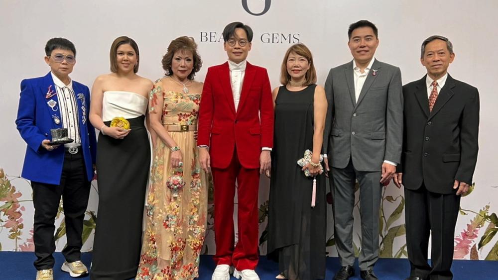 กินและชม สุริยน ศรีอรทัยกุล จัดงานเลี้ยงและเยี่ยมชมห้องนิทรรศการแสดงเครื่องประดับบิวตี้ เจมส์ โดยมี อุไรวรรณ กนกวัฒนาวรรณ, นุชนาถ ระวีแสงสูรย์, กิตติวดี เดชธำรง, สุเมธ อึ้งโพธิ์ และ วัฒน์–ภัทรา จิราธิวัฒน์ มาร่วมงานด้วย ที่บิวตี้เจมส์เซ็นเตอร์ ศาลาแดง วันก่อน.