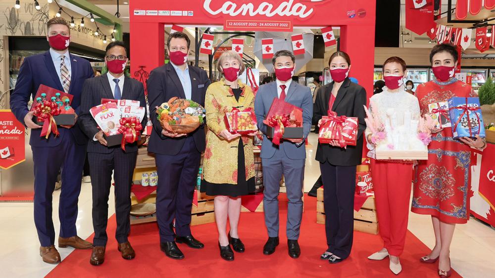 จากแคนาดา ดร.ซาร่าห์ เทย์เลอร์ ทูตแคนาดา เปิดงาน “Taste of Canada 2022” ชวนช็อปผลิตภัณฑ์ด้านอาหารจากแคนาดา จัดถึง 24 ส.ค. โดยมี ศุภวุฒิ ไชยประสิทธิ์กุล, พลอยชมพู อัมพุช, ดิเรก วาน เพลท์ และ นงนุช นามวงศ์ มาร่วมงานด้วย ที่พารากอน วันก่อน.