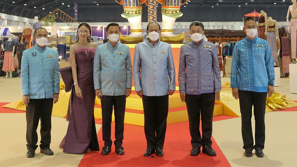 โอทอป พล.อ.อนุพงษ์ เผ่าจินดา รมว.มหาดไทย เปิดงาน “ศิลปาชีพ ประทีปไทย OTOP ก้าวไกลด้วยพระบารมี” ปี 2565 จัดถึง 20 ส.ค. โดยมี ทรงศักดิ์ ทองศรี, สุทธิพงษ์ จุลเจริญ, ชัยวัฒน์ ชื่นโกสุม และ สมคิด จันทมฤก มาร่วมงานด้วย ที่อิมแพ็ค เมืองทองธานี วันก่อน.