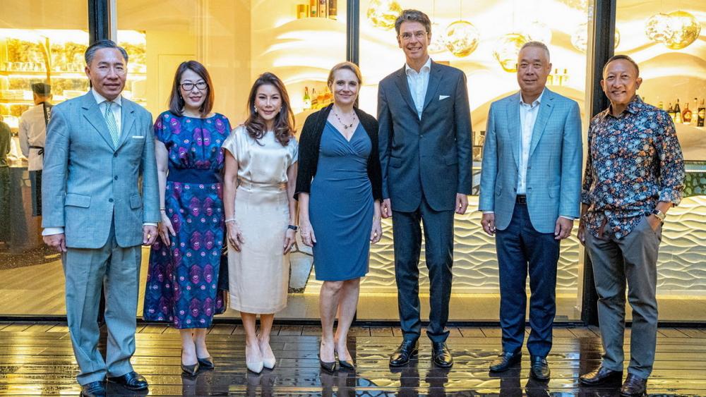 ได้เวลา  -  กวีพันธ์–ศุภานวิต เอี่ยมสกุลรัตน์ จัดงานเลี้ยงอำลาให้ โลเรนโซ กาลันตี ทูตอิตาลี และภรรยา ฟรานเชสก้า กาลันตี ในโอกาสจะครบวาระ โดยมี ธีระ ภู่ตระกูล, วีระอนงค์ จิระนคร ภู่ตระกูล และ วรภัค ธันยาวงษ์ มาร่วมงานด้วย ที่ Acqua Restaurant Bangkok วันก่อน.