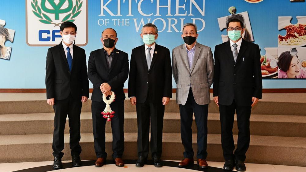 เวลคัม  -  สิริพงศ์ อรุณรัตนา ให้การต้อนรับ ดาโต๊ะ เซอรี เซอเตีย ดร.ฮัจยี อับดุล มานัฟ บิน ฮัจยี เมตุซิน และ เป็งงีรัน ฮัจยี ซาฮารี บิน เป็งงีรัน ฮัจยี ซาและ จากบรูไนดารุสซาลาม เข้าเยี่ยมชมโรงงานแปรรูปเนื้อไก่โคราช บ.เจริญโภคภัณฑ์อาหาร ที่ อ.โชคชัย จ.นครราชสีมา วันก่อน.