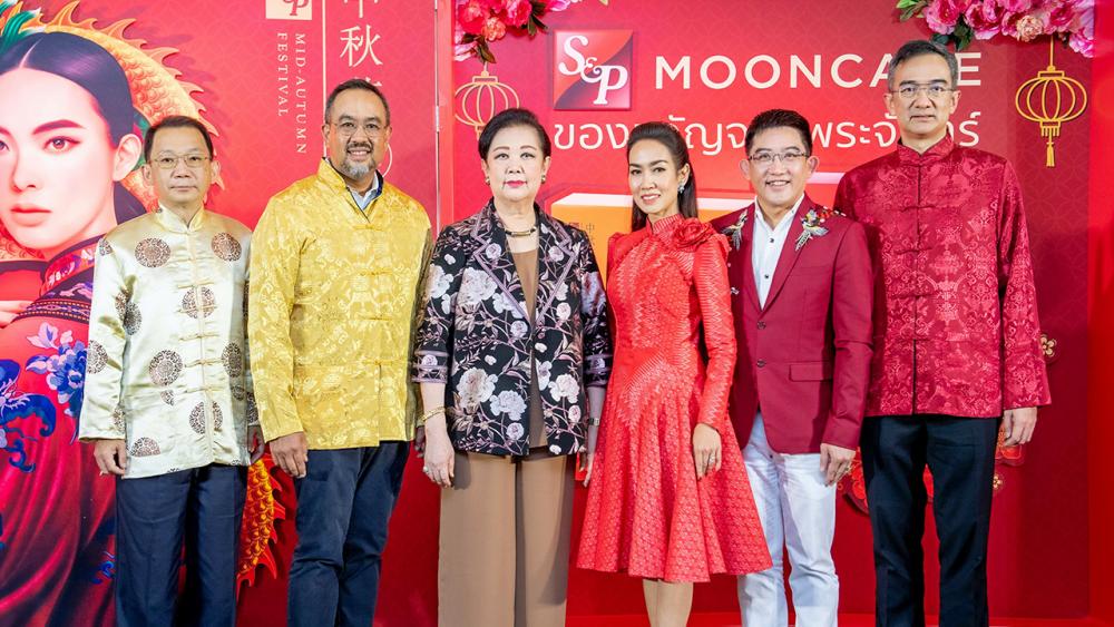 อร่อยจาก S&P  -  ภัทรา ศิลาอ่อน จัดงาน “S&P Mooncake 2022 ของขวัญจากพระจันทร์” เปิดตัวขนมไหว้พระจันทร์ 3 รสชาติใหม่และขนมไหว้พระจันทร์ชุดมงคลแห่งปี โดยมี วิทูร ศิลาอ่อน, กำธร ศิลาอ่อน และ มณีสุดา ศิลาอ่อน มาร่วมงานด้วย ที่ S&P Hall สุขุมวิท 26 วันก่อน.