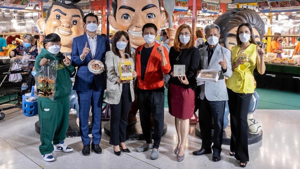 น่ากินมั่ก  -  ไตรภพ ลิมปพัทธ์ และ ขวัญแก้ว สิริจินดา เปิดงาน “ครัวคุณต๋อย ยกทัพ” ชวนเลือกอร่อยกับร้านเด็ดชื่อดังทั่วประเทศ ตั้งแต่วันนี้-22 ส.ค. โดยมี พิสมัย สีหวัลลภ, ก่อเกียรติ ลิมปพัทธ์, พัทธยศ ลิมปพัทธ์ และ สุภัทรภรณ์ นามปีติ มาร่วมงานด้วย ที่เซ็นทรัล ปิ่นเกล้า วันก่อน.