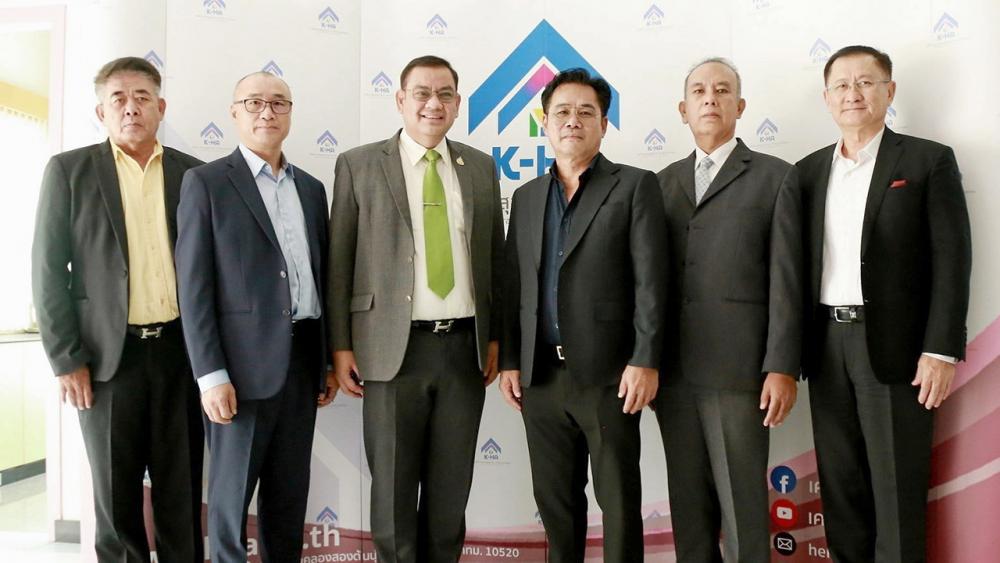 ร่วมประชุม  -  พิษณุพร อุทกภาชน์, สุริยน พัชรครุกานนท์ และ เดวิด ชอย จัดประชุมหารือการร่วมมือในโครงการ “เคหะสุขประชา บ้านเช่าพร้อมอาชีพ” รวมถึงการจัดหาที่ดินเพื่อนำมาใช้ในการสร้างบ้านเคหะสุขประชา จำนวน 100,000 หลัง ที่เคหะสุขประชา วันก่อน.