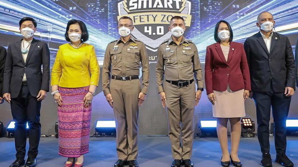 สนับสนุน  -  พล.ต.อ.สุวัฒน์ แจ้งยอดสุข ผบ.ตร. มอบรางวัลสถานีชนะเลิศโครงการ Smart Safety Zone 4.0 ในโอกาสนี้ คุณหญิงปัทมา ลีสวัสดิ์ตระกูล มอบเงินจำนวน 1,000,000 บาท เพื่อสนับสนุนโครงการ โดยมี พล.ต.ท.สุรเชษฐ์ หักพาล มาร่วมในพิธีด้วย ที่ สน.ลุมพินี วันก่อน.