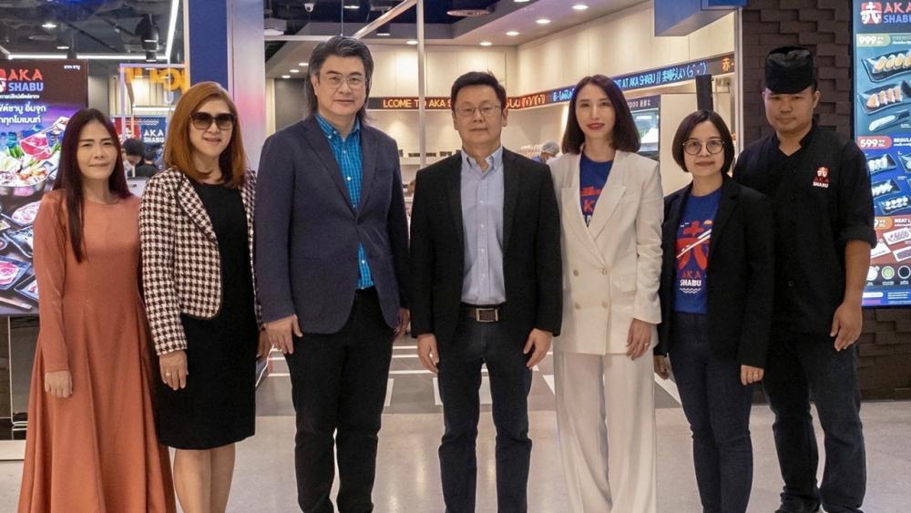 ของอร่อย ปรีด์ สุวิมลธีระบุตร, มยุรี จิตรกร และ องอาจ สุขเลิศกมล เปิดร้าน “AKA Shabu” บุฟเฟต์ชาบูตอบโจทย์สายต้มแบบไม่อั้น โดยมี พิสมัย สีหวัลลภ, ปริยา วงษ์สง, ปิยะดา มุลกุณี และ อภิชาติ ใจเมือง มาร่วมงานด้วย ที่ร้าน AKA Shabu เซ็นทรัล ปิ่นเกล้า วันก่อน.