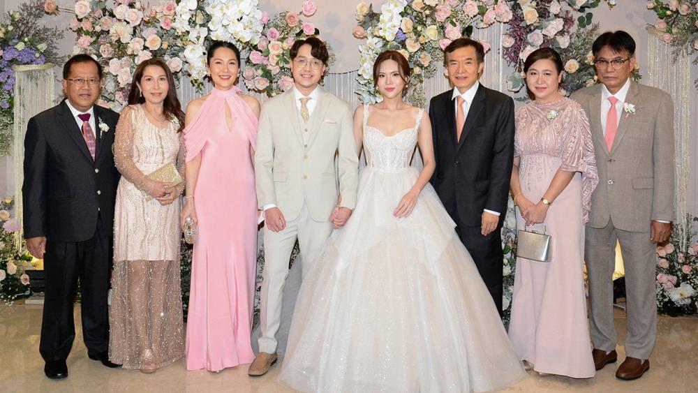 วิวาห์ชื่นมื่น สราวุธ วัชรพล ควง อรพรรณ วัชรพล มาเป็นประธานในงานวิวาห์ระหว่าง แพรวา บุตรี ศุภณัฐ-กริตติกา ทองธรรม กับ ประสบสุข บุตร รศ.นพ.อำนาจ-พญ.วิลาสินี อยู่สุข ท่ามกลางความปลื้มปีติของบรรดาผู้มาร่วมอวยพร ที่โรงแรมชาเทรียม ริเวอร์ไซด์ วันก่อน.