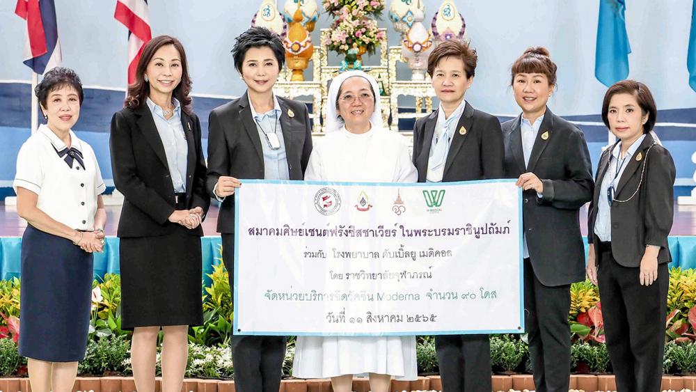 มอบเครื่อง AED ดร.ศศมณฑ์ สงวนสิน นายกสมาคมศิษย์เซนต์ฟรังซีสซาเวียร์ มอบเครื่องกระตุกหัวใจอัตโนมัติ AED ให้ เซอร์มารี หลุยส์ พรฤกษ์งาม เป็นผู้รับมอบ โดยมี วิจิตร์ สิริพูนหัตถกิจ และ ผศ.ศิริพร มณีพันธ์ มาร่วมในพิธีด้วย ที่โรงเรียนเซนต์ฟรังซีสซาเวียร์ วันก่อน.