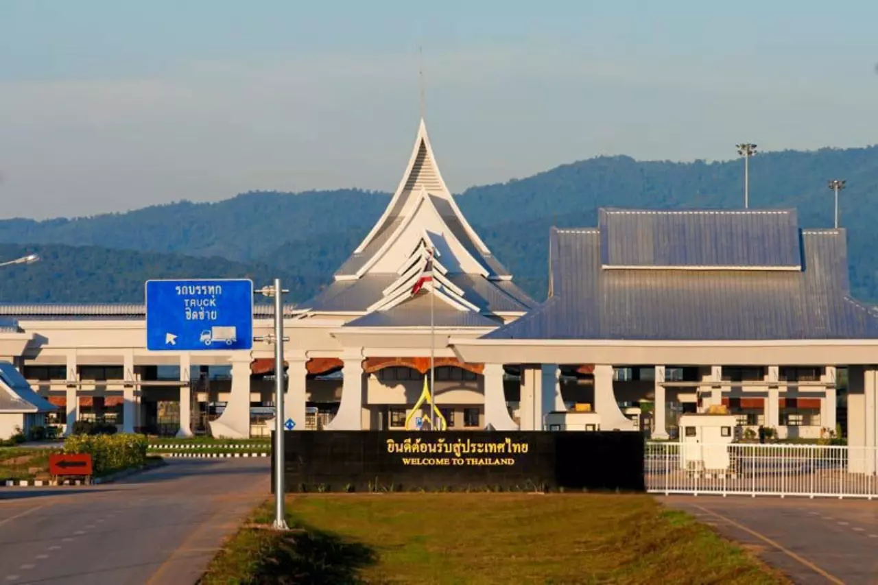 ตะลุยเที่ยวลาว ไปได้หลายเส้นทาง ขับรถชิลๆ หรือนั่งรถทัวร์ บขส.