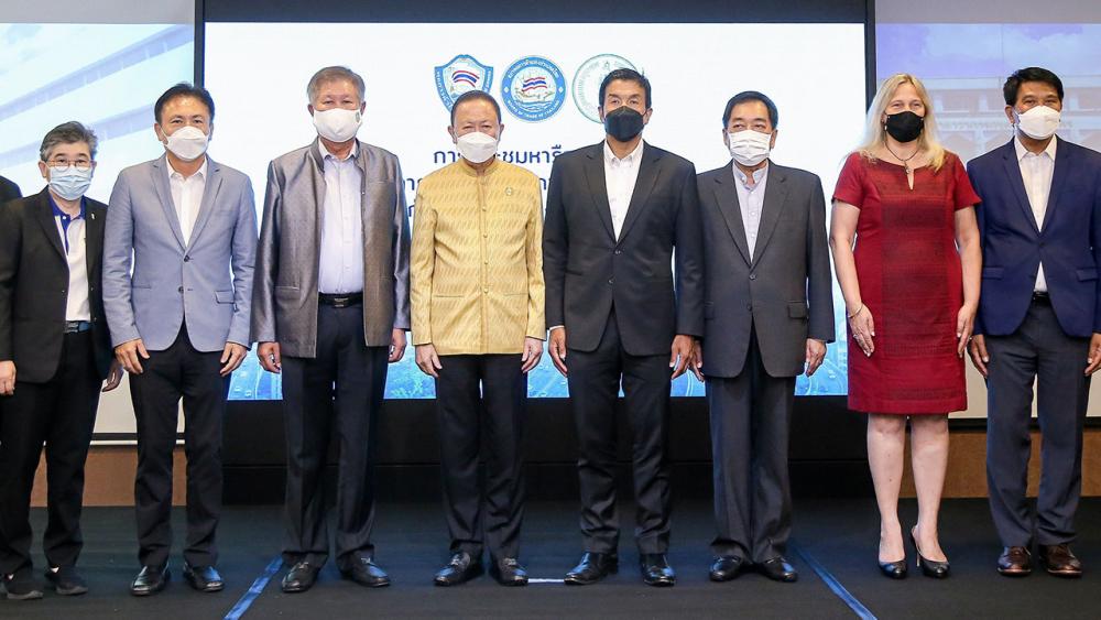 ร่วมหารือ สนั่น อังอุบลกุล ให้การต้อนรับ ชัชชาติ สิทธิพันธุ์ ผู้ว่าฯ กทม. ในโอกาสมาร่วมหารือ แนวทางส่งเสริมในการพัฒนาเศรษฐกิจของ กทม. โดยมี ภูมินทร์ หะรินสุต, ดร.พจน์ อร่ามวัฒนานนท์ และ ธวัชชัย เศรษฐจินดา มาร่วมงานด้วย ที่สภาหอการค้าแห่งประเทศไทย วันก่อน.