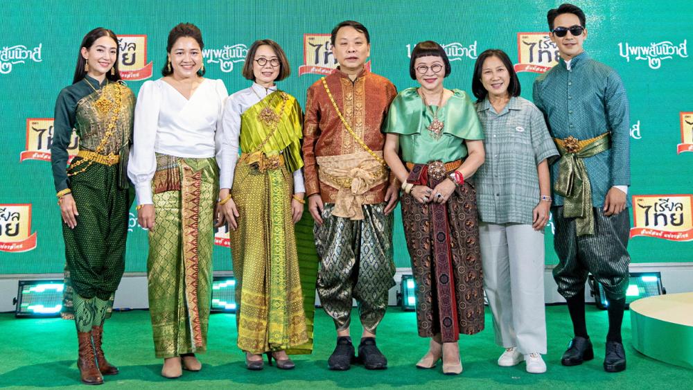 ดูสนุก - กาญจนา คุณาพรภัทรกุล และ ดร.ณัฐกิตติ์ ตั้งพูลสินธนา เปิดงาน “เรียลไทยควงคู่ ชวนดูบุพเพ 2” มอบความพิเศษให้ลูกค้าดูภาพยนตร์บุพเพสันนิวาส 2 โดยมี อรุโณชา ภาณุพันธุ์, เบลล่า–ราณี แคมเปน และ ธนวรรธน์ วรรธนะภูติ มาร่วมงานด้วย ที่เซ็นทรัล เวสต์เกต วันก่อน.
