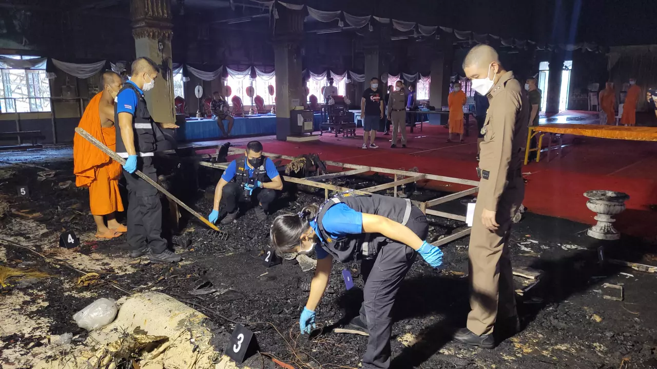 สลด เพลิงไหม้สรีระ "หลวงปู่แขก" ที่บรรจุโลงแก้ว เสียหายทั้งร่าง 70%