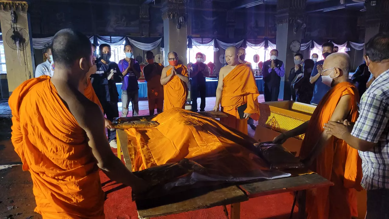 สลด เพลิงไหม้สรีระ "หลวงปู่แขก" ที่บรรจุโลงแก้ว เสียหายทั้งร่าง 70%