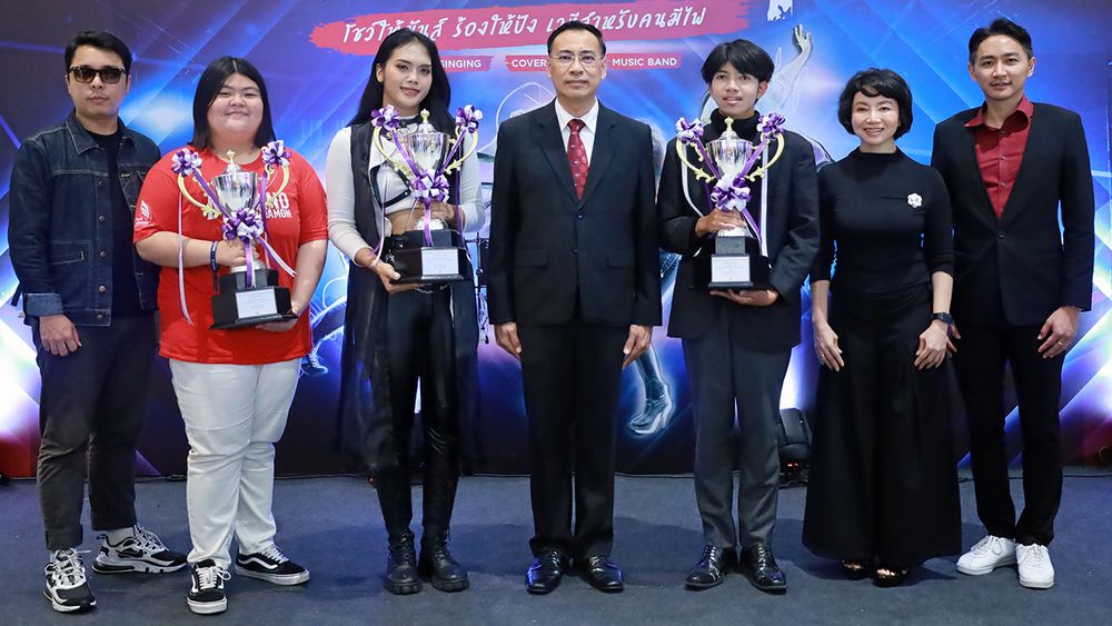 คว้ารางวัล ชรินทร์ ทองสุข รอง ผวจ.นครราชสีมา เป็นประธานมอบรางวัลชิงถ้วยพระราชทานให้ผู้ชนะเลิศการประกวดในงาน “The Mall Korat Isan Young Talent Season 4” โดยมี ชินาพัฒน์ พิมพ์ศรีแก้ว และ พุทธชาด ศรีนิศากร มาร่วมงานด้วย ที่เดอะมอลล์โคราช วันก่อน.