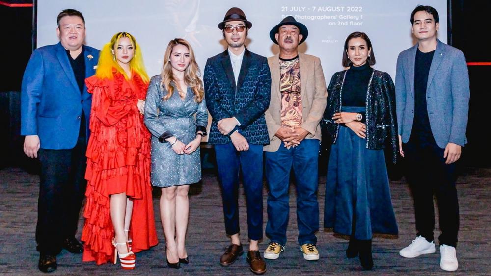 น่าดู นพ.อภิชาติ จริยาวิลาศ จัดงาน “Beyond Tiger” The Journey of the Tiger in You นิทรรศการภาพวาดสีน้ำมัน โดยมี ธนา โพธิ์ทอง, วีระชาญ อุสาหะนันท์, กมลรัตน์ แพเพชรทอง และ หทัยรัตน์ ผิวพรรณ มาร่วมงานด้วย ที่มีอาร์ต แกลลอรี ริเวอร์ซิตี้ วันก่อน.