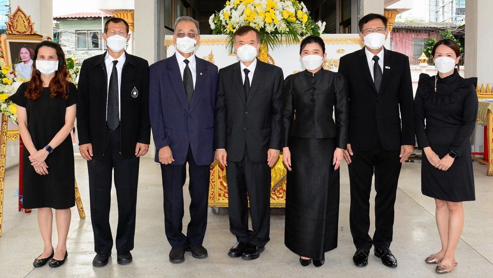 สู่สุคติ รศ.ดร.บังอร เบ็ญจาธิกุล อธิการบดี ม.กรุงเทพธนบุรี เป็นประธานในพิธีฌาปนกิจศพ สุมิตรา จรูญโรจน์ ณ อยุธยา มารดา ม.ล.สุวิสาส์-ม.ล.ชาวลี จรูญโรจน์ โดยมี มานิจ สุขสมจิตร, สราวุธ วัชรพล, ดำฤทธิ์ วิริยะกุล และ จาตุรงค์ สุริยาศศิน มาร่วมในพิธีด้วย ที่วัดอาวุธวิกสิตาราม วันก่อน.