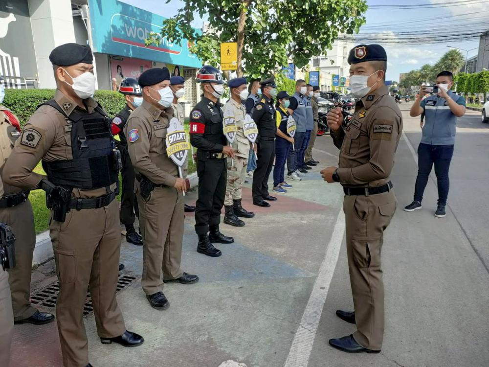 พ.ต.ท.พัฒนวงศ์ จันทร์พล รอง ผกก.ป.สภ.เมืองอุดรธานี ปล่อยแถวตำรวจสายตรวจออกปฏิบัติการในพื้นที่ “อุดรเซฟตี้โซน” พร้อมรับแจ้งตลอด 24 ชั่วโมง เพิ่มความมั่นใจในมาตรการรักษาความปลอดภัย.