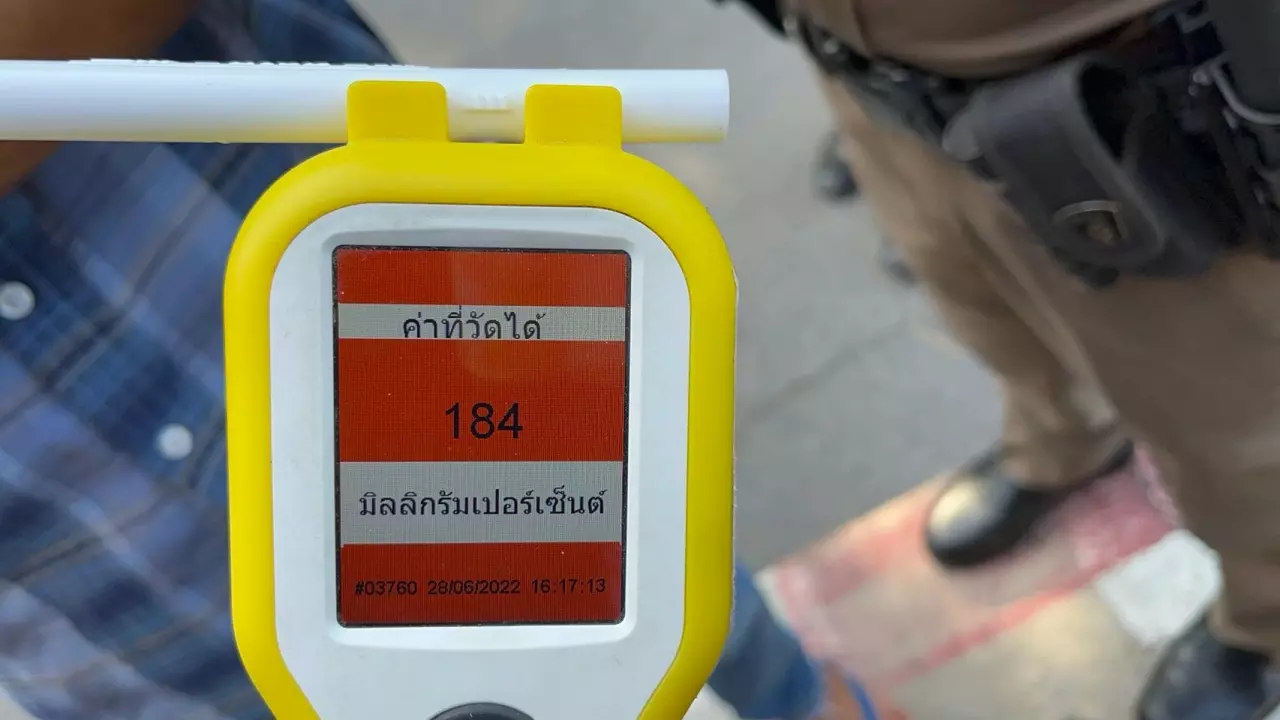 จับแท็กซี่ "เมาขับ" ไล่ชนจยย.สายตรวจ พบขวดโซจูวางคู่บ้องกัญชา
