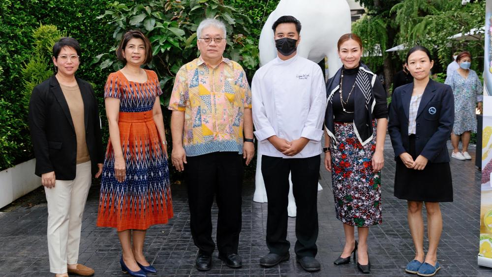 ขนมไทย - ชาย นครชัย อธิบดีกรมส่งเสริมวัฒนธรรม เปิดตัวโครงการใหม่เพื่อยกระดับกลุ่มขนม หวานไทยโบราณ โดยมี ยุวลี อัมพรตระกูล, เนตรนภางค์ ธีระวาส, เจษฎา จำปานิล, กนกพร ณ ระนอง และ บงกช นันทิวัฒน์ มาร่วมงานด้วย ที่ร้านอาหารเลอ ความ ลัค คาเฟ่ วันก่อน.