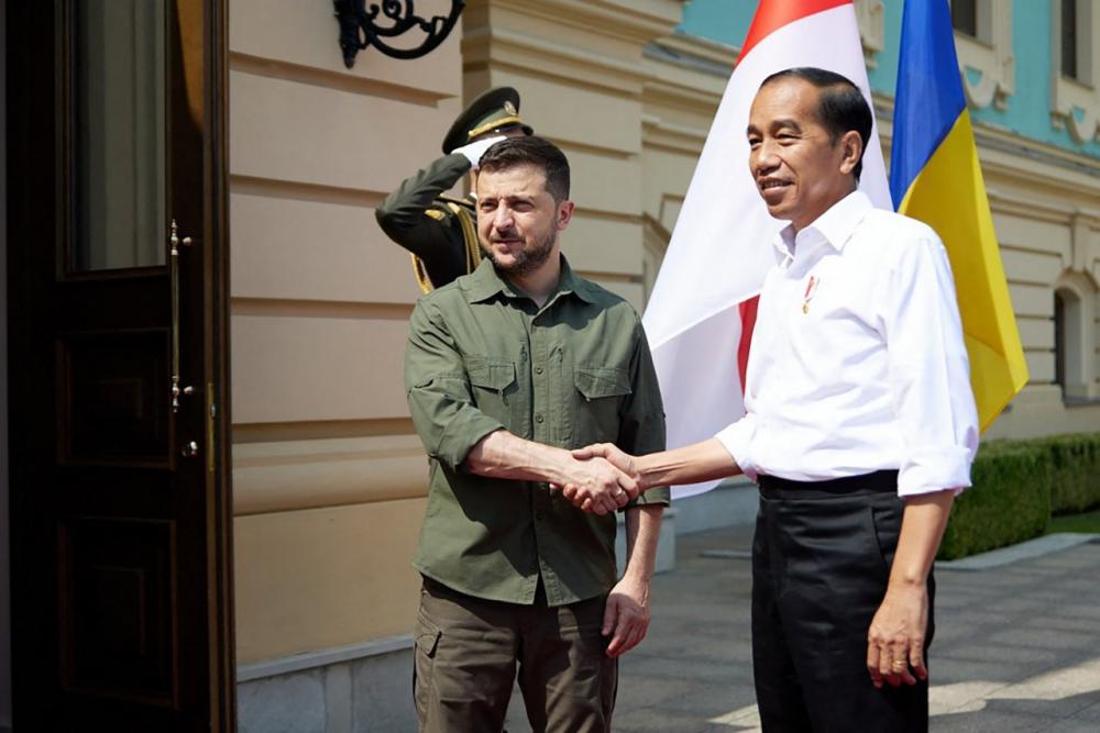 ประธานาธิบดีโจโก วิโดโด หรือโจโกวี แห่งอินโดนีเซียเดินทางมาพบหารือกับประธานาธิบดีโวโลดิเมียร์ เซเลนสกี ที่กรุงเคียฟ เมื่อ 29 มิ.ย.65