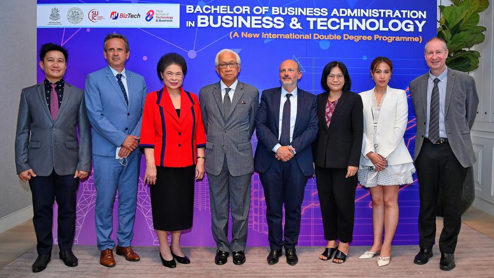 น่าเรียน ผศ.ดร.สมพิศ ขัตติยพิกุล แถลงข่าวหลักสูตรบริหารธุรกิจบัณฑิต สาขาวิชาธุรกิจและเทคโนโลยี วิทยาลัยนานาชาติ มหาวิทยาลัยศิลปากร โดยมี ชัยณรงค์ อินทรมีทรัพย์, ดร.อาร์ มอง แดร์คี และ ผศ.ดร.ณัฐพร กาญจนภูมิ มาร่วมงานด้วย ที่โรงแรมโฟร์ซีซั่นส์ วันก่อน.