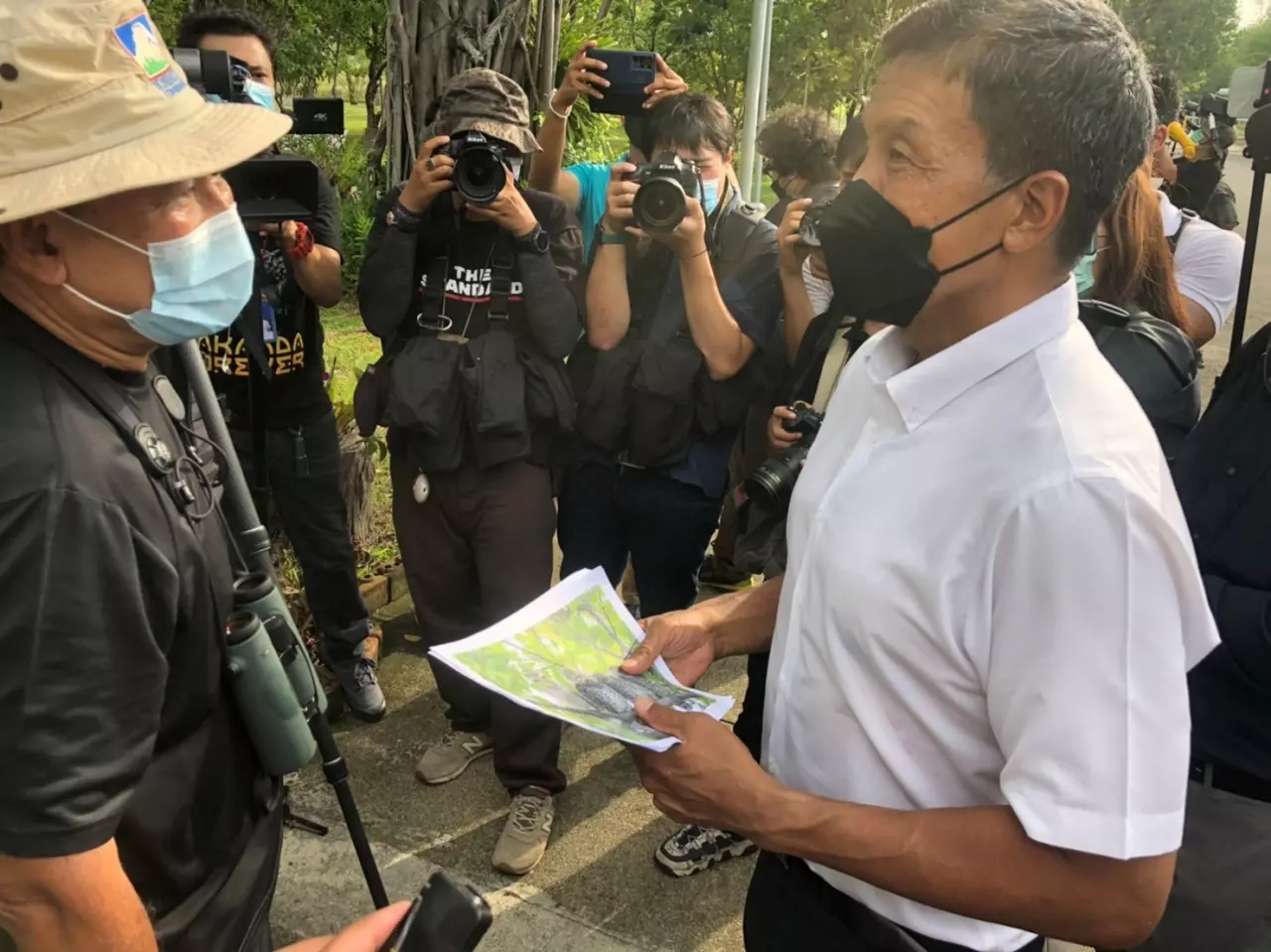 "ชัชชาติ" ลุยงานแรกปลูกต้นโพธิ์ บอกยินดีกับคนถูกหวยเลขผู้ว่าฯ แต่ขออย่าหมกมุ่น (คลิป)
