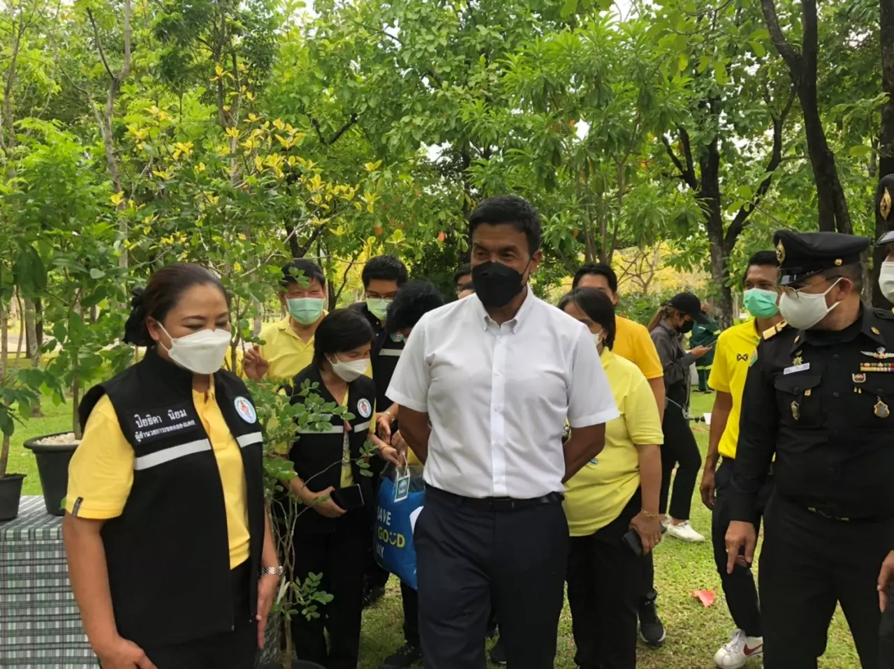 "ชัชชาติ" ลุยงานแรกปลูกต้นโพธิ์ บอกยินดีกับคนถูกหวยเลขผู้ว่าฯ แต่ขออย่าหมกมุ่น (คลิป)